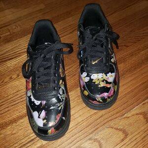 Nike Black Floral Women's Sneakers Sz 8